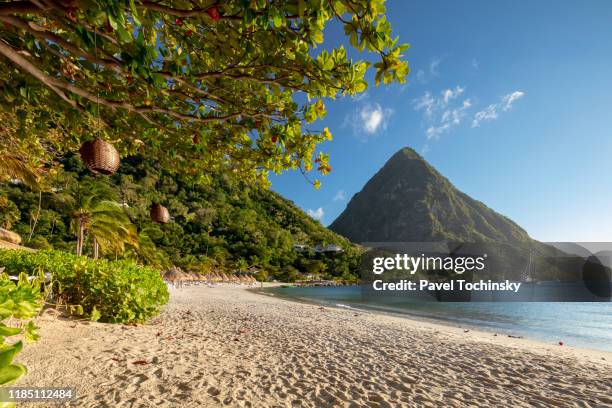 gros piton - the famous volcanic peak in st lucia, 2019 - pitons stock-fotos und bilder