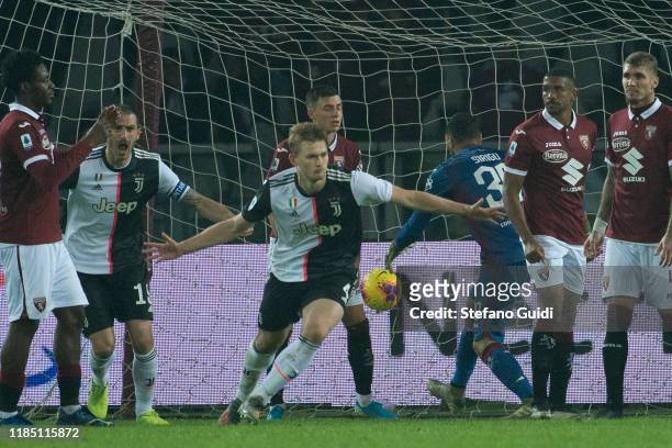 Matthijs de Ligt of Juventus FC and Juventus FC team celebrates the goal during the Serie A match between Torino FC and Juventus at Stadio Olimpico...