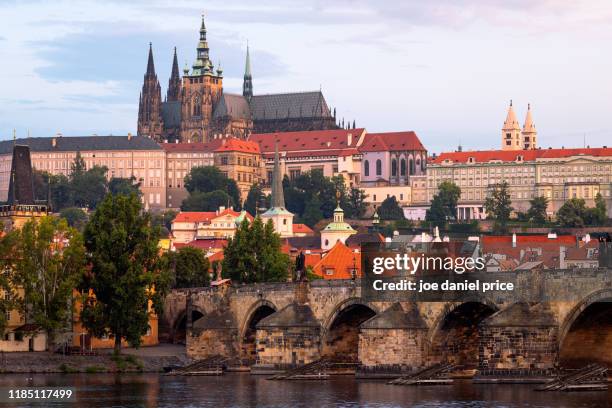 st. vitus cathedral, sunset, charles bridge, prague, czechia - hradcany castle - fotografias e filmes do acervo