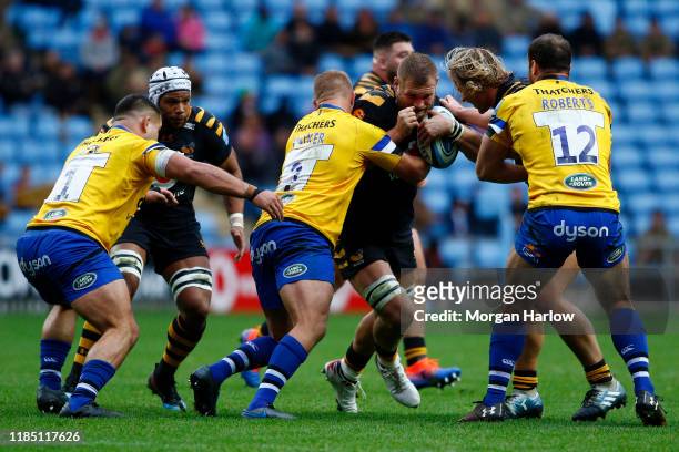Brad Shields of Wasps takes on Jack Walker of Bath during the Gallagher Premiership Rugby match between Wasps and Bath Rugby at the Ricoh Arena on...