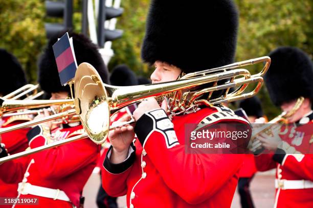 soldaten der königlichen garde - cultura britannica stock-fotos und bilder