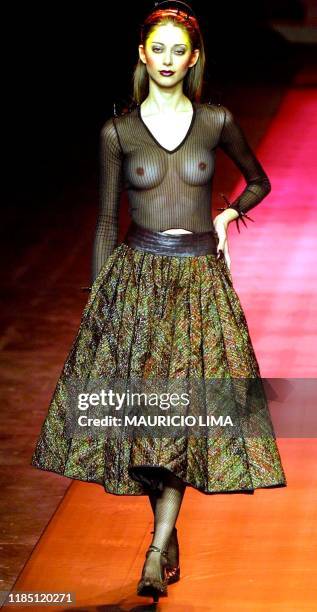 Lino Villaventura model presents a design during the Sao Paulo Fashion Week, Sao Paulo, Brazil, 03 February, 2001. Una modelo desfila por la marca...