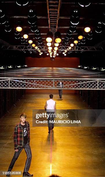 Ellus models display designer clothing during the Sao Paulo Fashion Week in Sao Paulo, Brazil, 05 February 2001. Modelos desfilan para la coleccion...