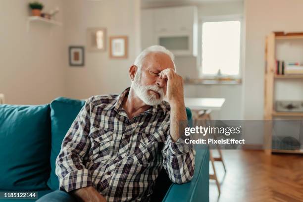 ce mal de tête ! - un seul homme senior photos et images de collection