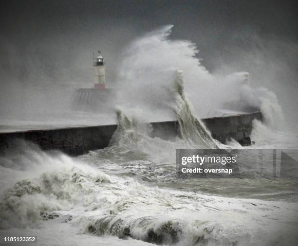 faro e tempesta oceanica - alta marea foto e immagini stock