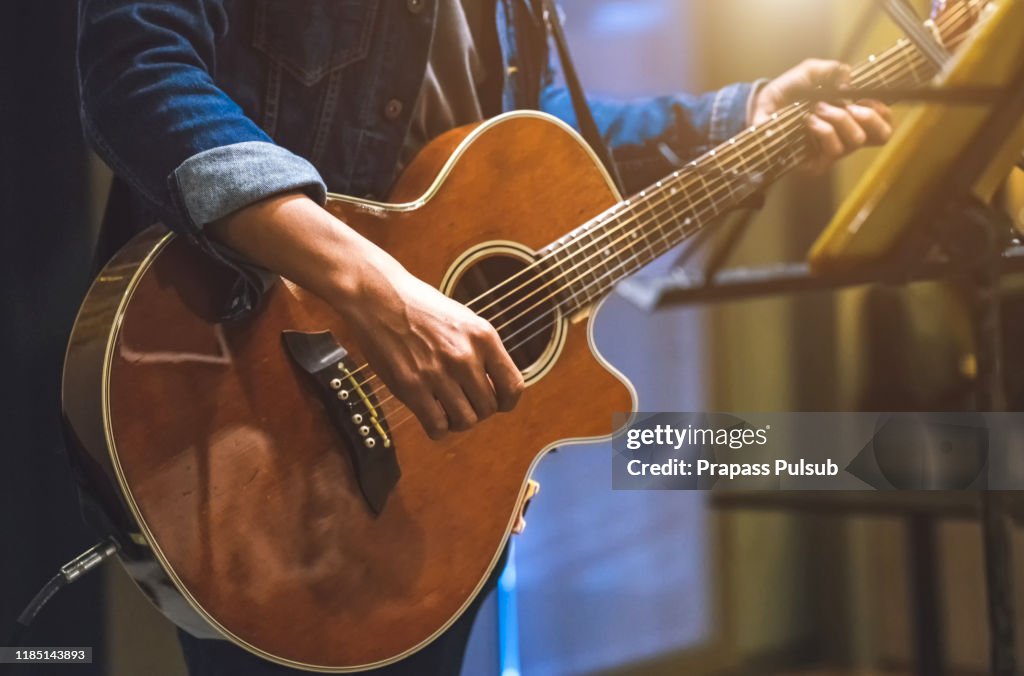 Play the guitar by hand Artist musician
