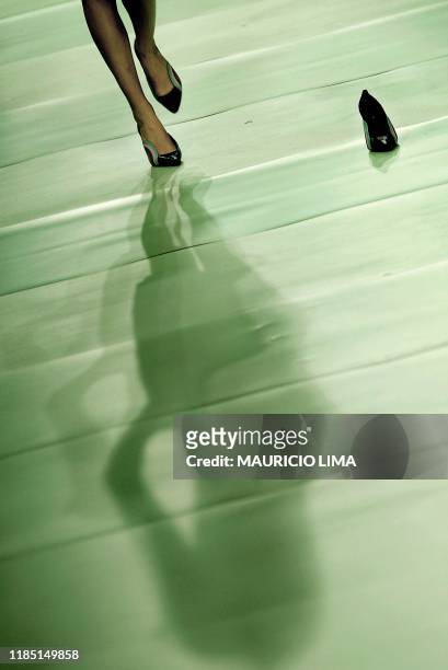 Model is seen wearing shoes for the upcoming fall collection during a fashion show in Sao Paulo, Brazil 30 January 2003. Detalle de los zapatos que...