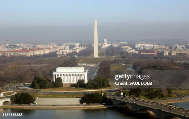 The Lincoln Memorial, Washington Monument and US Capitol are seen from the air over Washington, DC, 18 January 2008. AFP PHOTO/SAUL LOEB