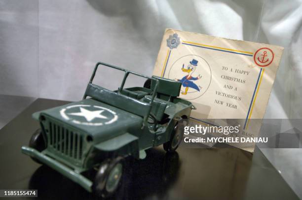 Photo prise le 07 décembre 2006 au Mémorial de la paix de Caen, d'un modèle de jeep américaine de 1945, symbole de la libération, et d'une carte de...