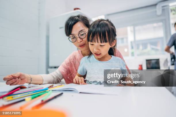 familie füllen in einem malbuch zusammen - taiwanese ethnicity stock-fotos und bilder