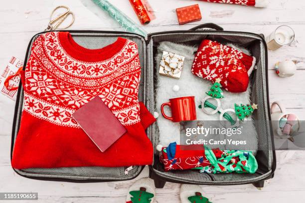 open suitcase with xmas stuff.xmas holidays - kofferband stock-fotos und bilder