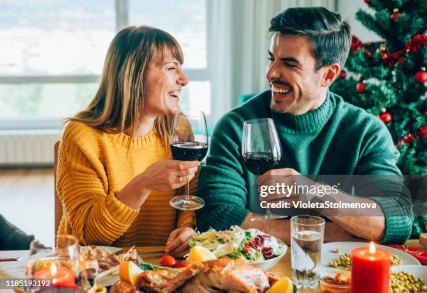 fotos e imágenes de Pareja Brindis Navidad - Getty Images fotos e imágenes de Pareja Brindis Navidad - Getty Images