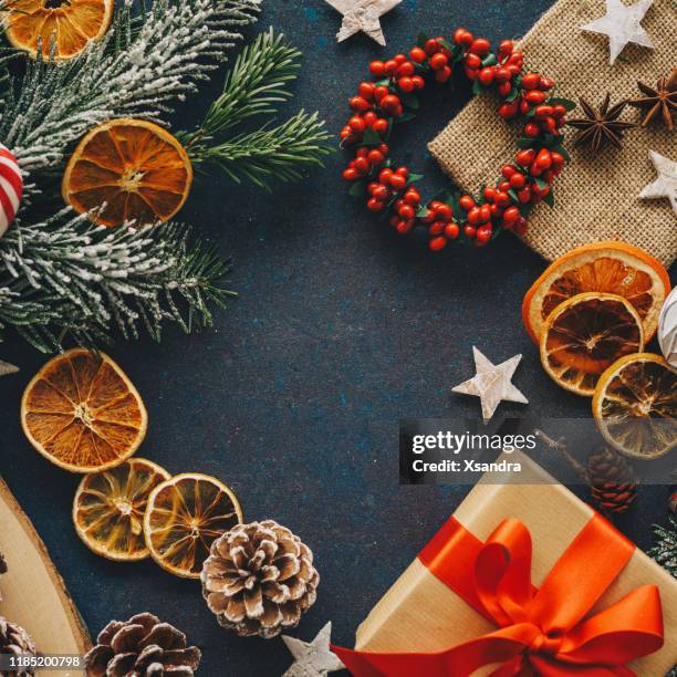 kerst elementen achtergrond - food flatlay stockfoto's en -beelden