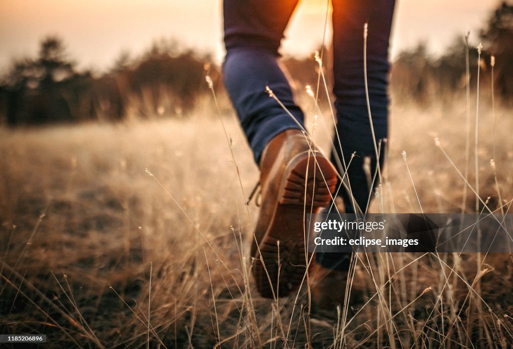 Hombre caminando en la naturaleza