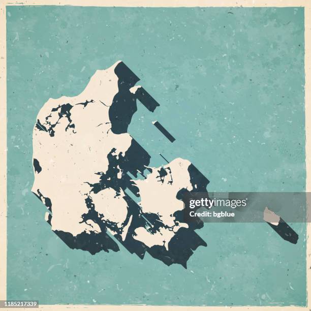 stockillustraties, clipart, cartoons en iconen met denemarken kaart in retro vintage stijl-oude getextureerde papier - seeland denemarken