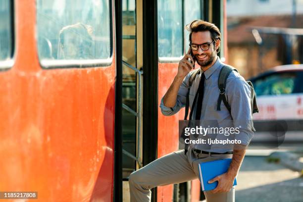 kleid für den job, den sie wollen - boarding a bus stock-fotos und bilder
