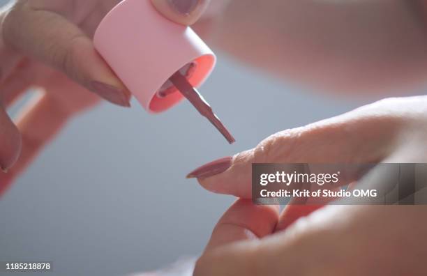 woman paint the pink color nail polish - vernis a ongle photos et images de collection