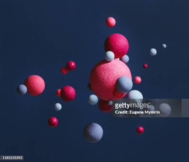 abstract multi-colored spheres on blue background - intensidad del color fotografías e imágenes de stock