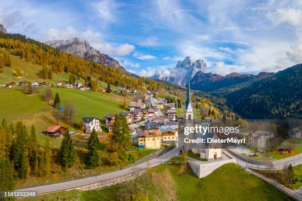 herfst in de dorpen van colle santa lucia en selva di cadore, dolomieten - belluno stockfoto's en -beelden