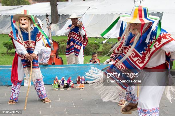 mexique, danse du vieux man_balle de los viejitos- jour des morts-michoacan - état du michoacan photos et images de collection