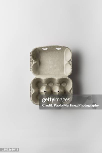 grey egg carton without eggs on white background - eierdoos stockfoto's en -beelden