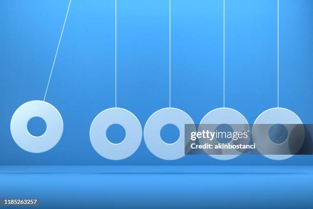 newtons cradle, balance ringen, teamwork, leiderschaps concept - newtons cradle stockfoto's en -beelden