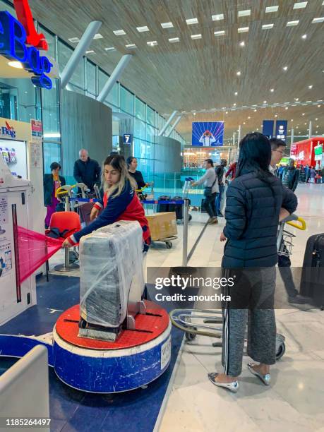 service d'emballage de sac à l'aéroport charles de gaulle, paris - aéroport charles de gaulle photos et images de collection