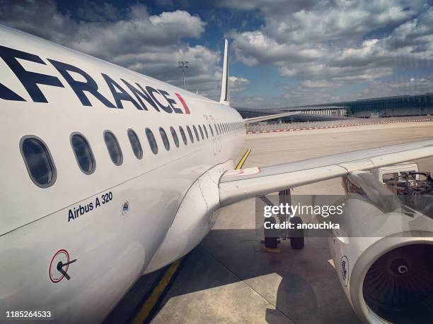 air france airplane parked at roissy charles de gaulle airport, paris - charles de gaulle airport stock pictures, royalty-free photos & images