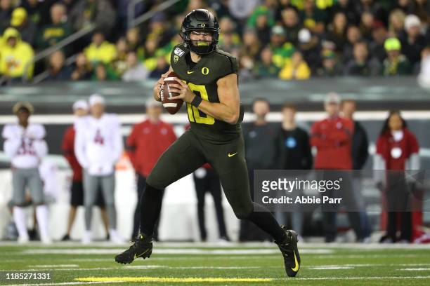Justin Herbert of the Oregon Ducks looks to throw the ball in the first quarter against the Washington State Cougars during their game at Autzen...