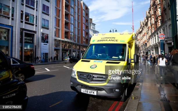 ambulancia de londres - capitali internazionali fotografías e imágenes de stock