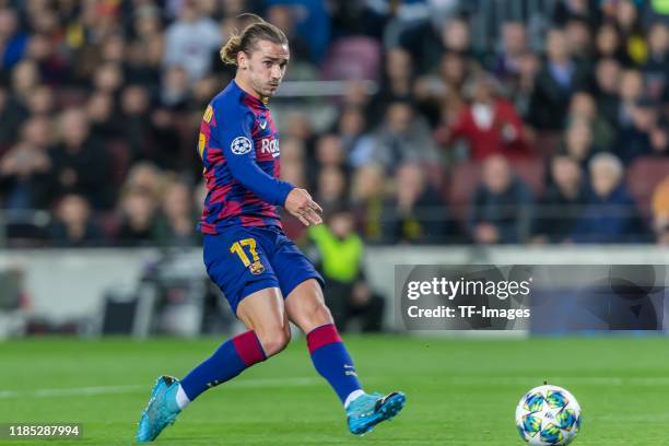 Antoine Griezmann of FC Barcelona controls the ball during the UEFA Champions League group F match between FC Barcelona and Borussia Dortmund at Camp...