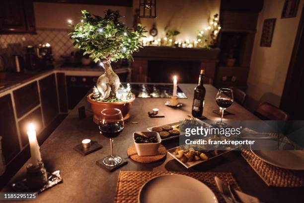cena de navidad en casa - mesa para dos fotografías e imágenes de stock