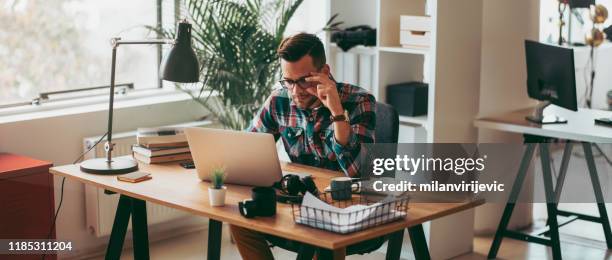 man met behulp van laptop in zijn kantoor. stockfoto - laptop work search stockfoto's en -beelden