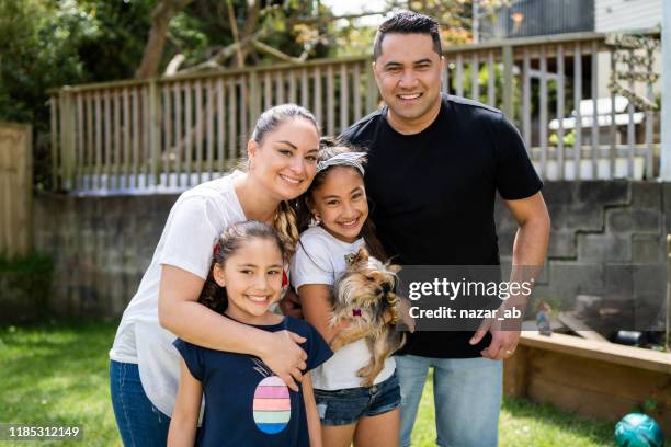 temps de qualité à la maison avec la famille. - maori photos et images de collection
