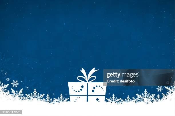 ilustraciones, imágenes clip art, dibujos animados e iconos de stock de ilustración vectorial horizontal de un fondo navideño de color verde azul oscuro creativo con copos de nieve en la parte inferior y una caja de regalo de color blanco blanco con un lazo atado en el centro - bottom