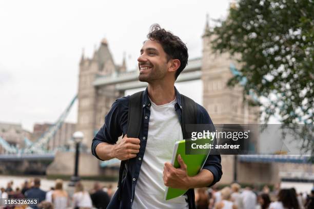 gelukkige student in londen - london england stockfoto's en -beelden