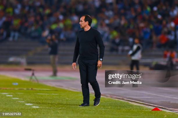 Oscar Pareja, Head Coach of Tijuana looks on during the 17th round match between FC Juarez and Tijuana as part of the Torneo Apertura 2019 Liga MX at...