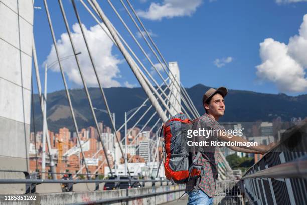 hombre viajero explorando las calles de medellín colombia - medellin fotografías e imágenes de stock