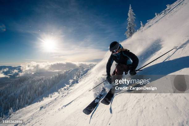 poeder bochten - female skier stockfoto's en -beelden