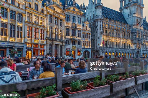 mensen in een café op het plein van de grote markt in brussel, belgië - brussels square stockfoto's en -beelden