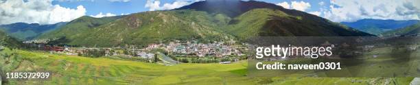 bután - vista elevada pamoramica de la ciudad de thimphu en bután - paro district fotografías e imágenes de stock