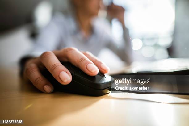 nahaufnahme der computermaus im büro. - computer mouse stock-fotos und bilder