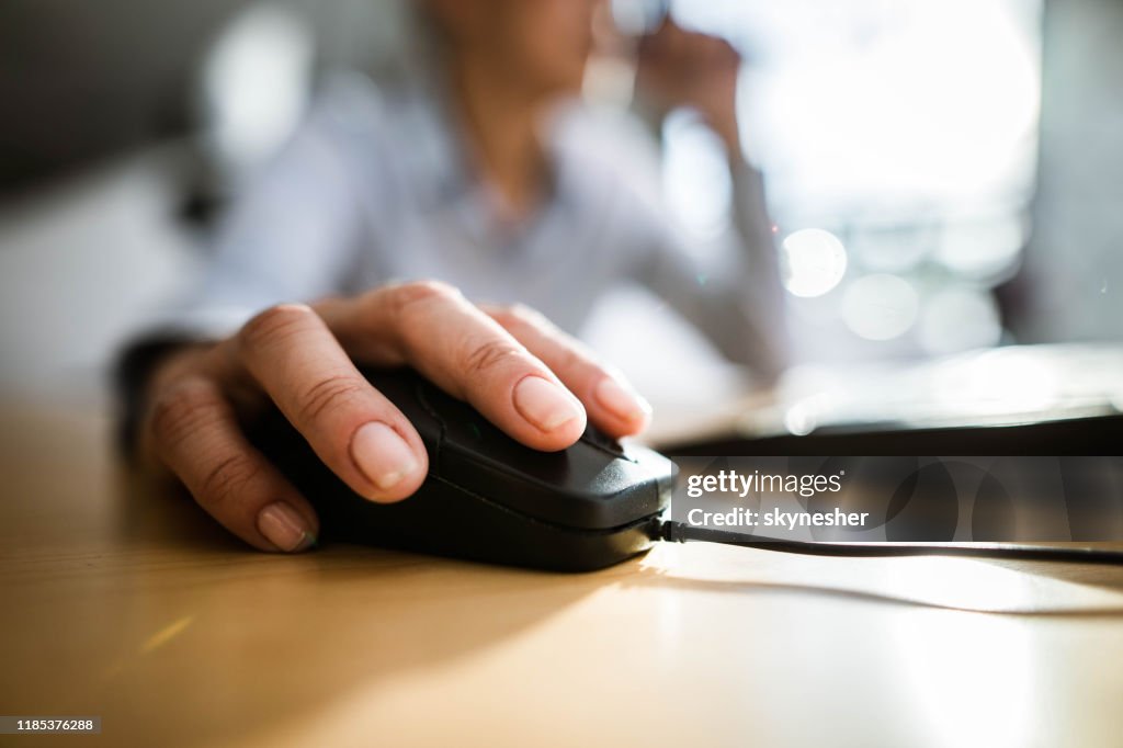 Fermez-vous vers le haut d'utilisant la souris d'ordinateur dans le bureau.