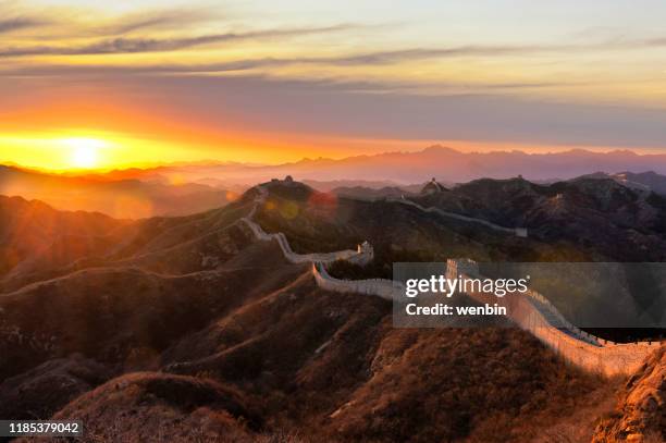 great wall of china against sky during sunset - chinese muur noord china stockfoto's en -beelden