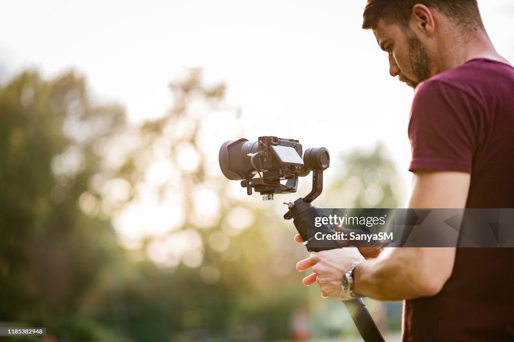 Jonge man en zijn videocamera