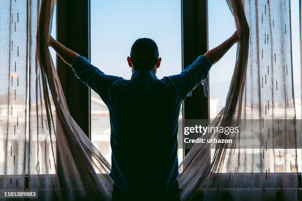 blick durch das fenster - lüften stock-fotos und bilder