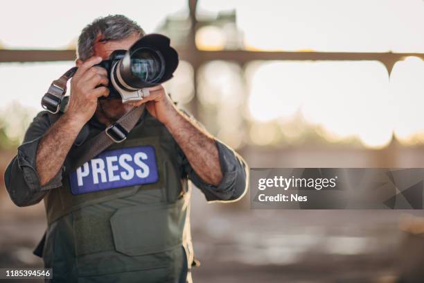 kriegsjournalist, riskantes geschäft - reporting stock-fotos und bilder