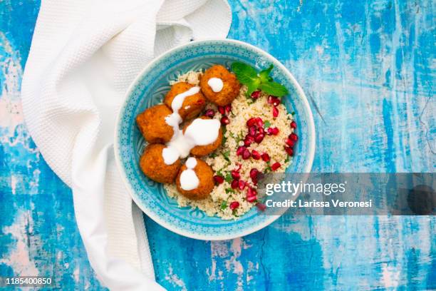 falafel with couscous - faláfel fotografías e imágenes de stock