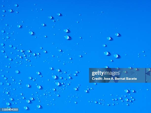 full frame of the textures formed by the bubbles and drops of water. - raindrop imagens e fotografias de stock