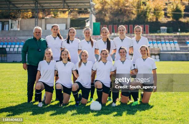 foto del equipo de fútbol femenino - equipo de fútbol fotografías e imágenes de stock